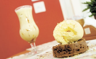 Além das várias opções de bebidas quentes, a Olinto Café serve Capuccino gelado com Brownie
